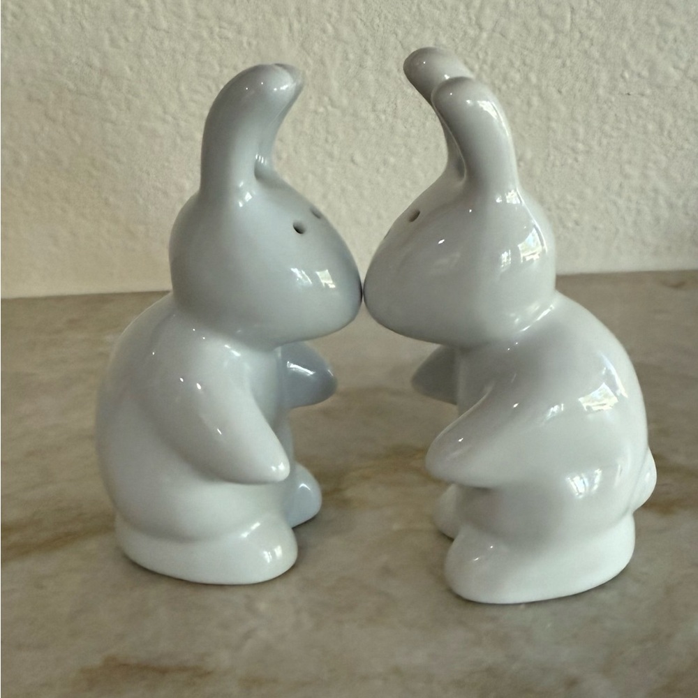 🐰🐰 White Ceramic Bunny Rabbit Salt and Pepper Shakers 🐇🐇 - Picture 5 of 8